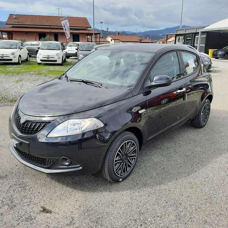 Begagnad Lancia Ypsilon S 69 HK (50 kW) 2024 Svart Halvkombi