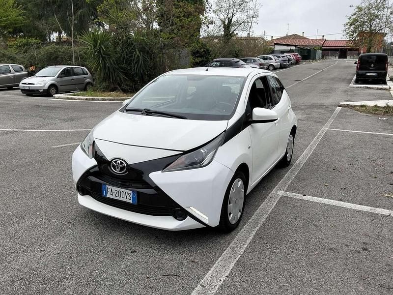 Usata Toyota Aygo X-clusiv 69 CV (50 kW) 2015 Bianco Utilitaria