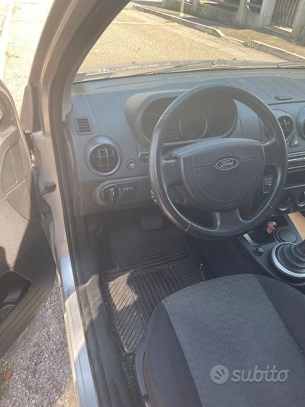 Usata Ford Fusion 68 CV (50 kW) 2004 Grigio Utilitaria