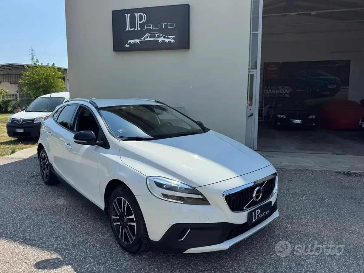 Usata Volvo V40 CC Plus 120 CV (88 kW) 2017 Bianco Station wagon