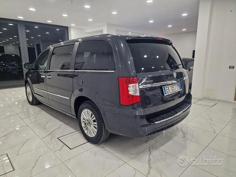 Usata Lancia Voyager Gold 163 CV (119 kW) 2011 Grigio Monovolume