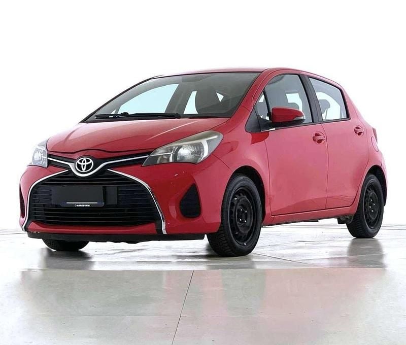 Rosso Usata 2015 Toyota Yaris Cool Tre volumi | 7900 € (Buon prezzo) - Immagine 1/4