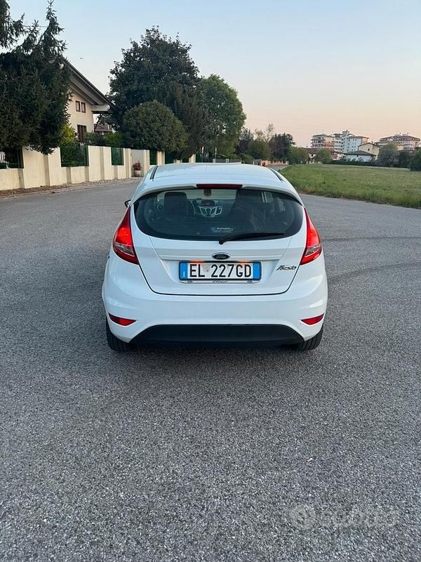 Usata Ford Fiesta 70 CV (51 kW) 2012 Bianco Utilitaria