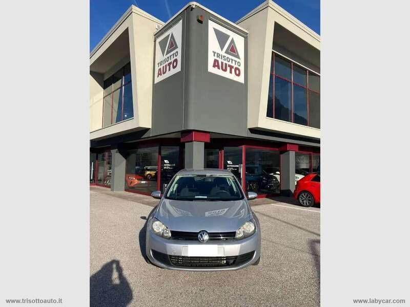 Grigio Usata 2009 VW Golf VI Trendline Tre volumi | 4400 € (Buon prezzo) - Immagine 1/4