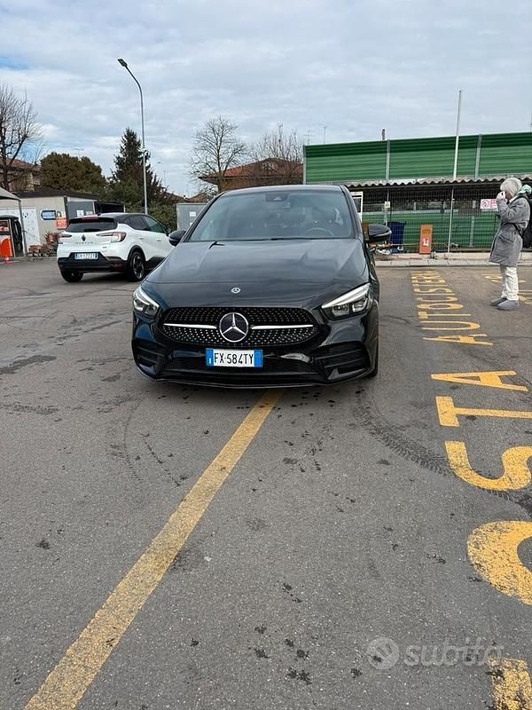 Usata Mercedes B200 163 CV (119 kW) 2019 Nero Utilitaria