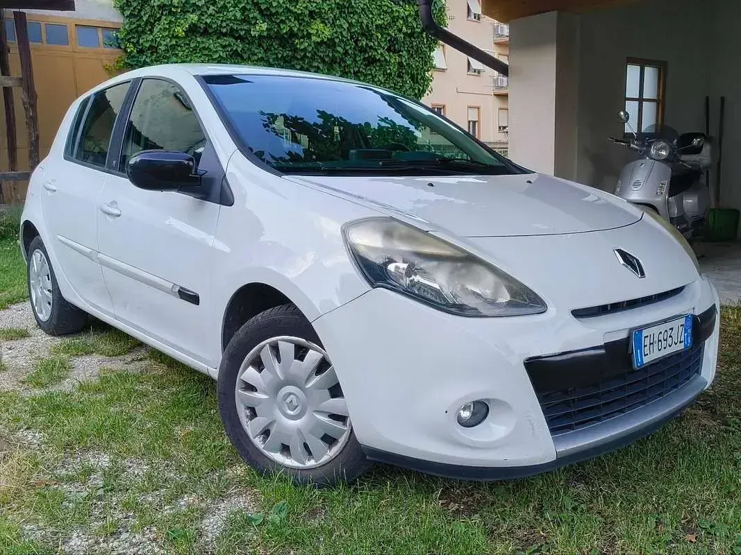 Usata Renault Clio III 75 CV (55 kW) 2011 Bianco Berlina