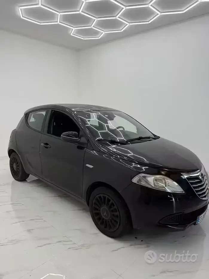 Usata Lancia Ypsilon Platinum 69 CV (50 kW) 2013 Viola Utilitaria