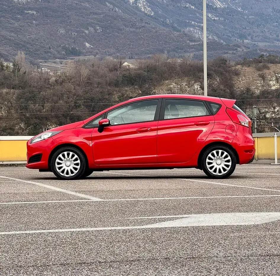 Usata Ford Fiesta 75 CV (55 kW) 2016 Rosso Utilitaria