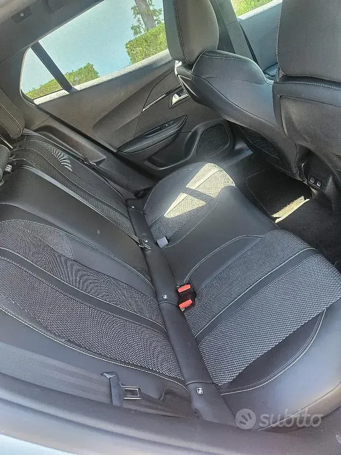 Usata Peugeot 2008 GT 130 CV (95 kW) 2024 Bianco SUV