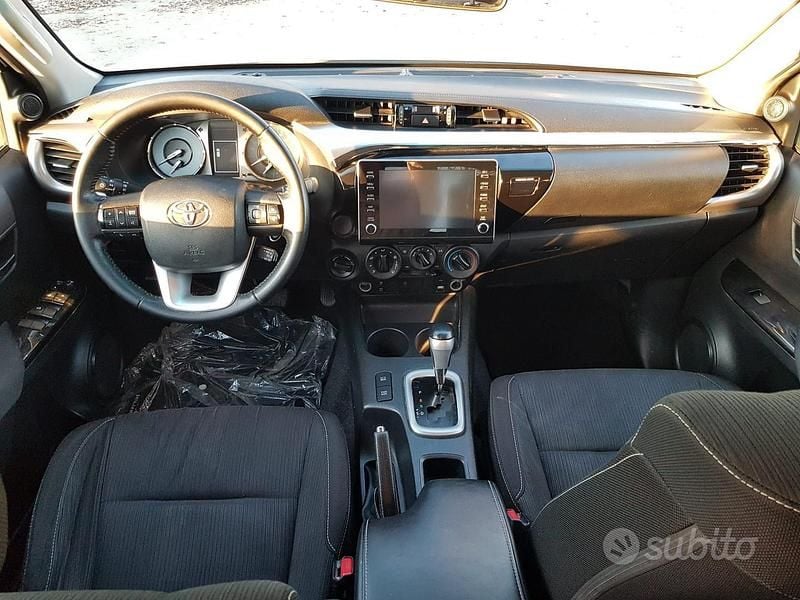 Usata Toyota HiLux Lounge 150 CV (110 kW) 2020 Bianco Pick-up