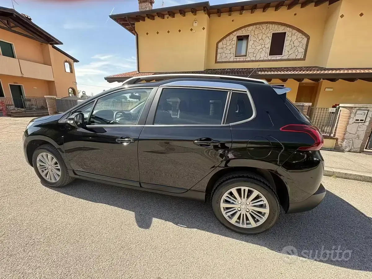 Gebraucht Peugeot 2008 102 PS (75 kW) 2019 Schwarz SUV