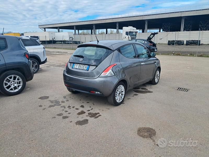 Usata Lancia Ypsilon 69 CV (50 kW) 2015 Grigio Utilitaria