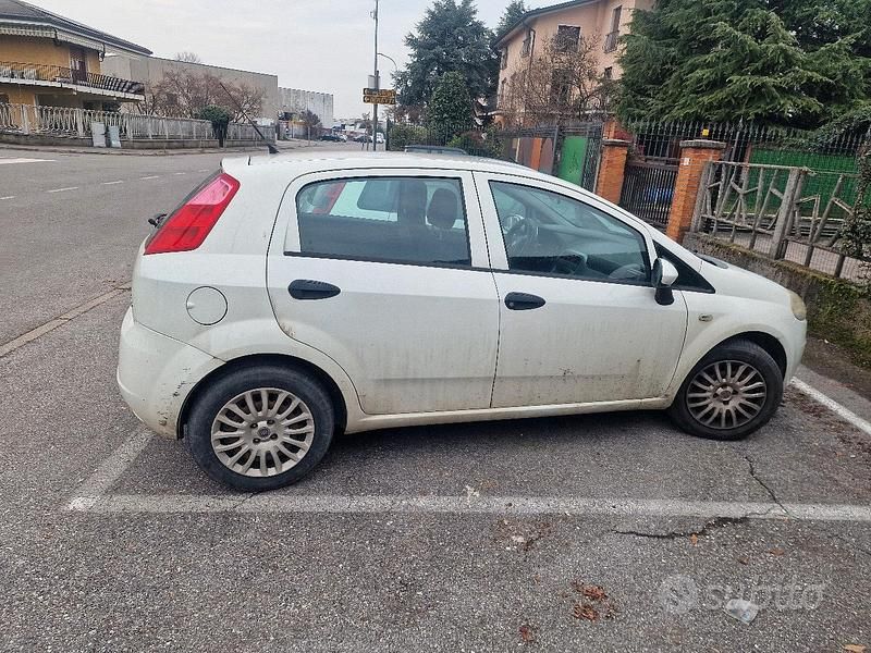 Usata Fiat Grande Punto 75 CV (55 kW) 2010 Bianco Utilitaria