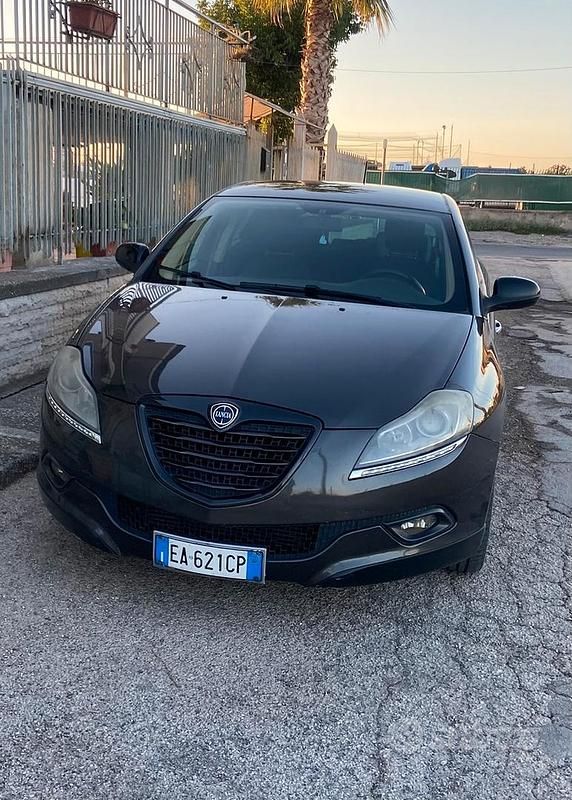 Grigio Usata 2009 Lancia Delta Due volumi | 3300 € (Buon prezzo) - Immagine 1/4