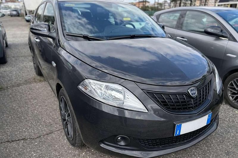 Usata Lancia Ypsilon Silver 69 CV (50 kW) 2023 Grigio scuro Utilitaria