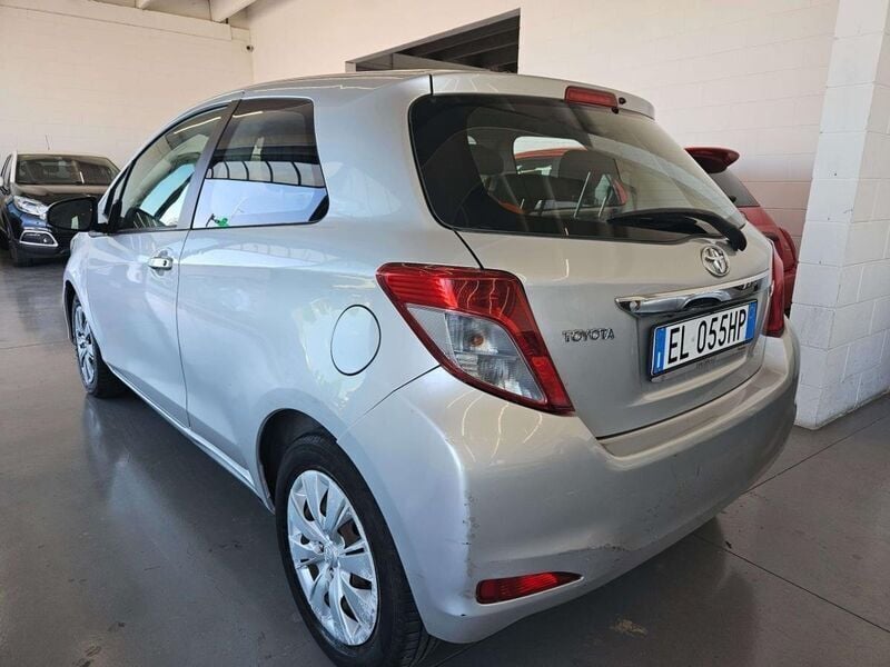 Usata Toyota Yaris Active 99 CV (72 kW) 2012 Argento Utilitaria