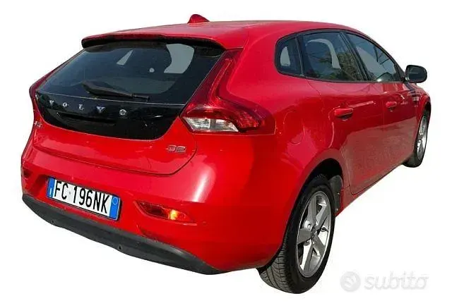 Usata Volvo V40 Momentum 120 CV (88 kW) 2016 Rosso Berlina