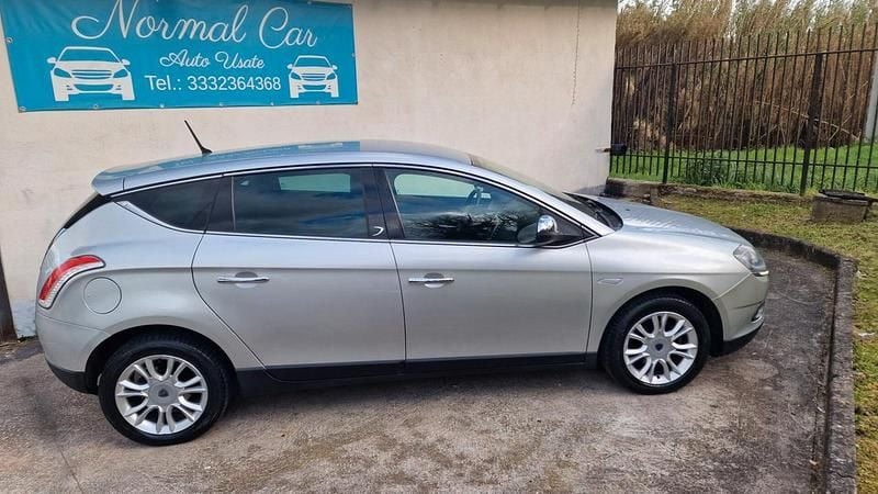 Usata Lancia Delta 120 CV (88 kW) 2012 Argento Utilitaria