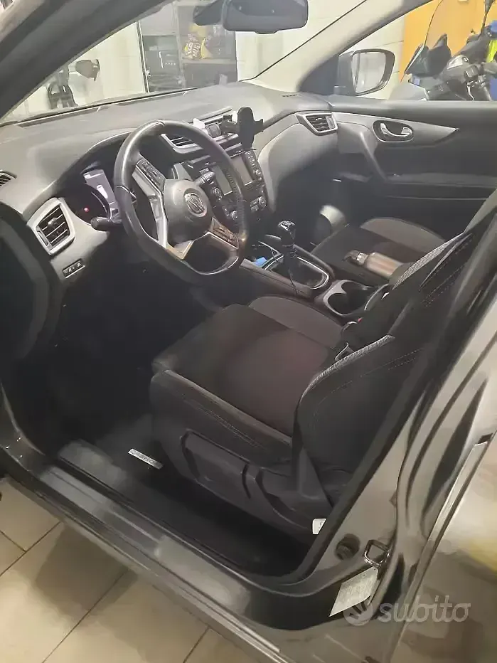 Usata Nissan Qashqai N-Connecta 110 CV (80 kW) 2018 Grigio SUV