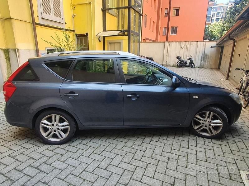 Grigio Usata 2008 Kia Ceed Due volumi | 4500 € (Cara) - Immagine 1/4