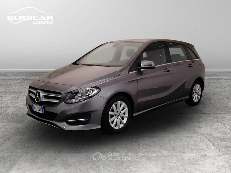 Usata Mercedes B180 Business 109 CV (80 kW) 2018 Gray Monovolume