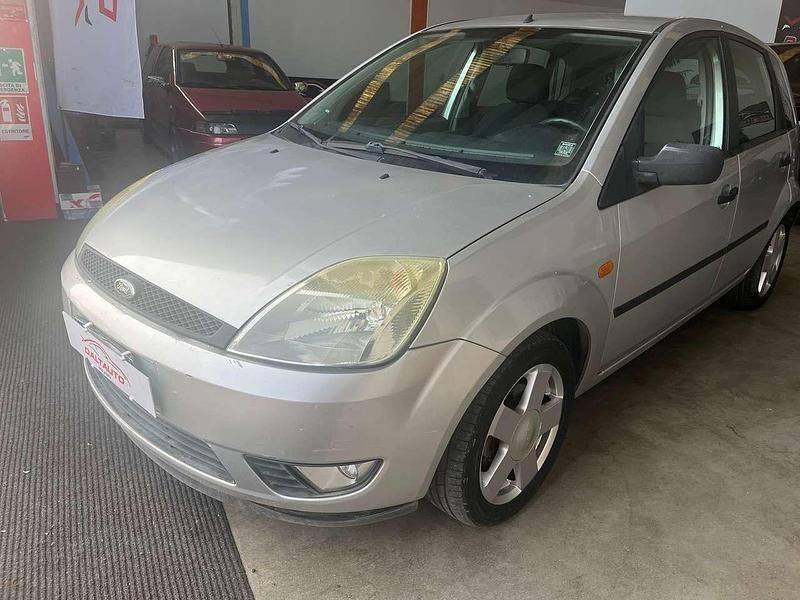 Usata Ford Fiesta Zetec 79 CV (58 kW) 2002 Grigio metallizzato Utilitaria