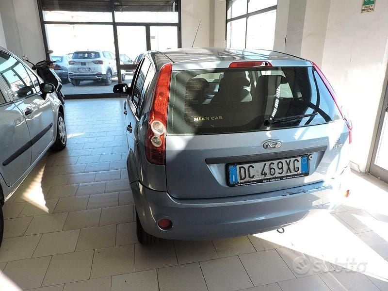 Usata Ford Fiesta 68 CV (50 kW) 2006 Blu Utilitaria