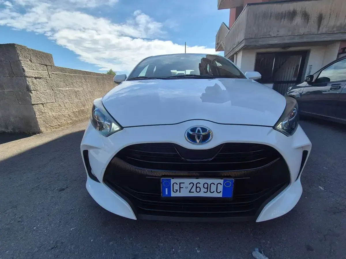 Usata Toyota Yaris Hybrid Business Edition 92 CV (67 kW) 2021 Bianco Berlina