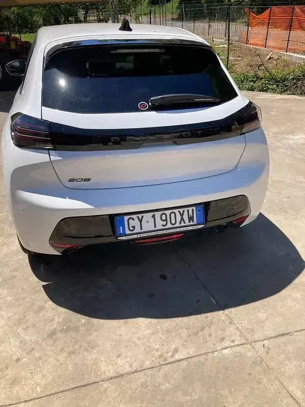 Usata Peugeot 208 Allure 101 CV (74 kW) 2025 Bianco Utilitaria
