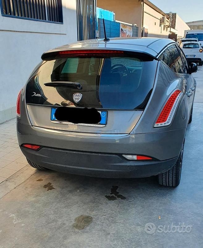 Usata Lancia Delta 120 CV (88 kW) 2011 Grigio Utilitaria