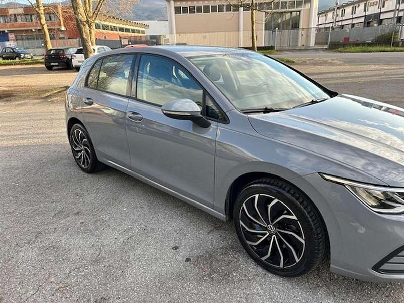 Usata VW Golf VIII Life 110 CV (80 kW) 2023 Grigio Berlina