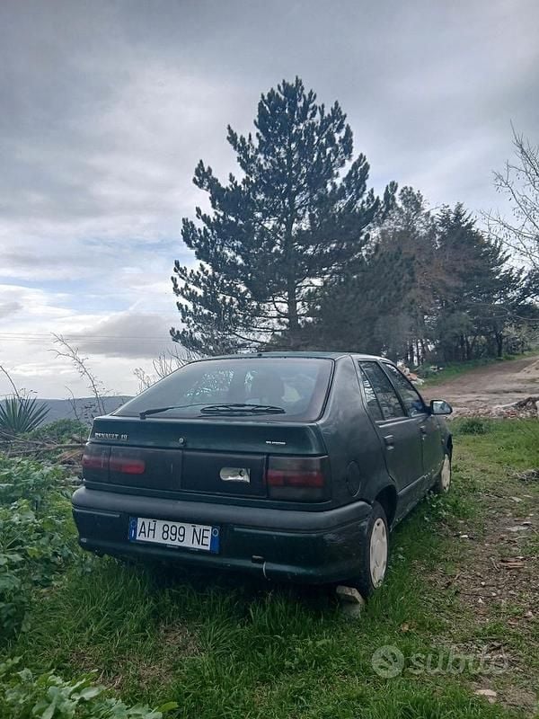 Usata Renault 19 78 CV (57 kW) 1995 Verde Berlina