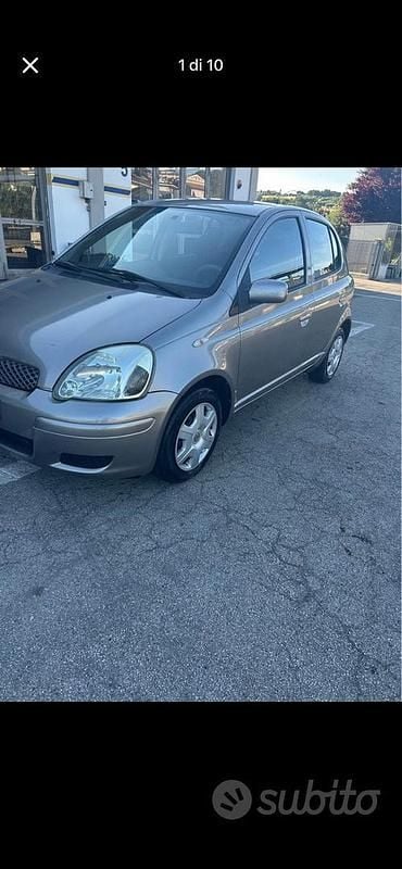 Grigio Usata 2004 Toyota Yaris Tre volumi | 2900 € (Buon prezzo) - Immagine 1/4