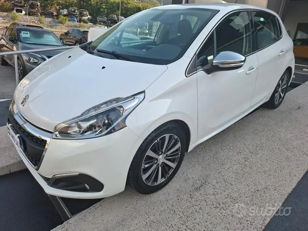 Usata Peugeot 208 Allure 82 CV (60 kW) 2016 Bianco Utilitaria