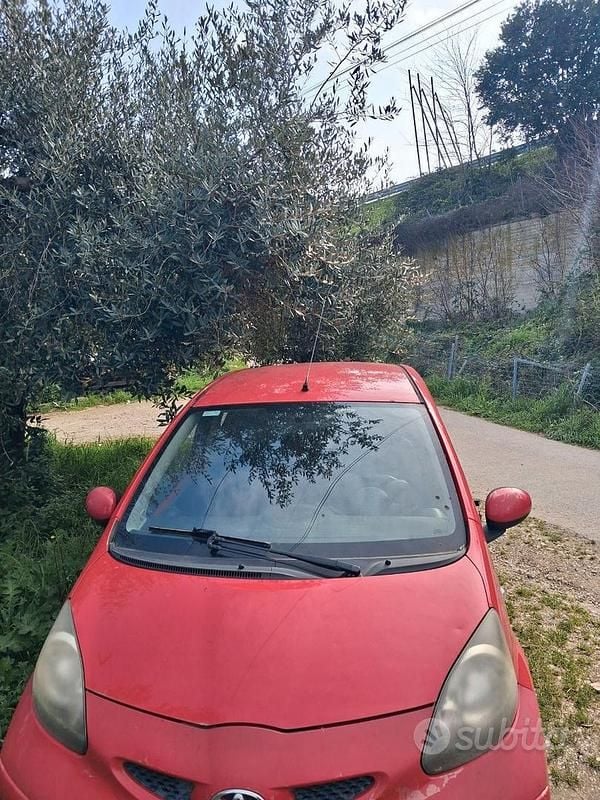 Gebraucht Toyota Aygo 54 PS (39 kW) 2007 Rot Kleinwagen