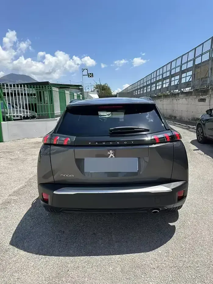 Begagnad Peugeot 2008 131 HK (96 kW) 2022 Grå SUV