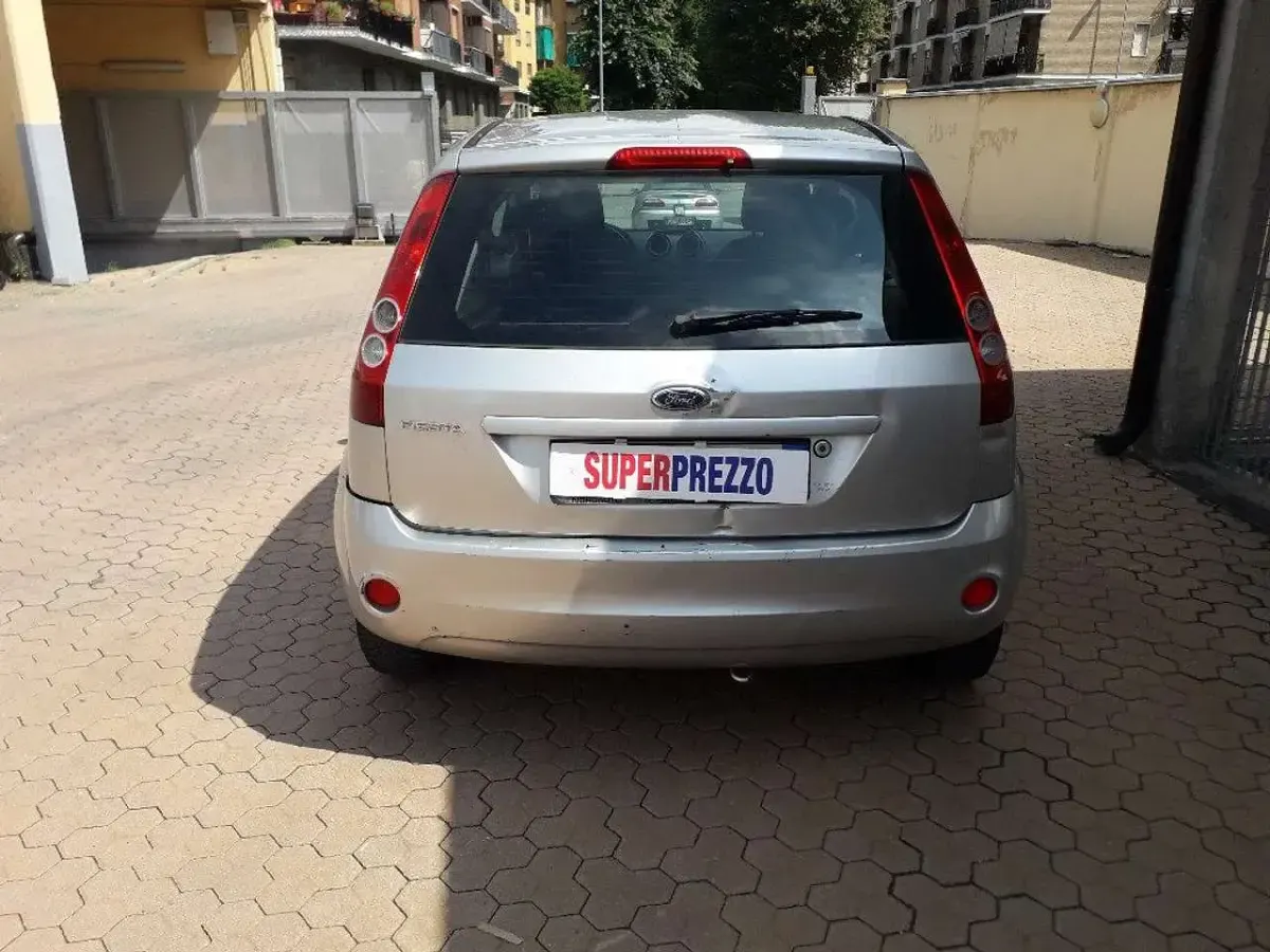 Usata Ford Fiesta Ghia 75 CV (55 kW) 2008 Grigio Utilitaria