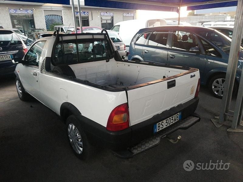 Usata Fiat Strada 63 CV (46 kW) 2001 Bianco Pick-up