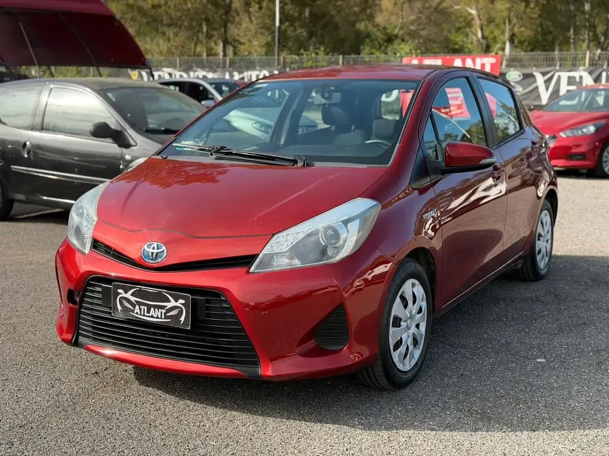 Second-hand Toyota Yaris Hybrid Lounge 74 CP (54 kW) 2013 Roșu Hatchback