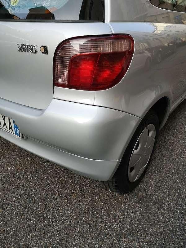 Usata Toyota Yaris Luna 69 CV (50 kW) 2000 Argento Berlina