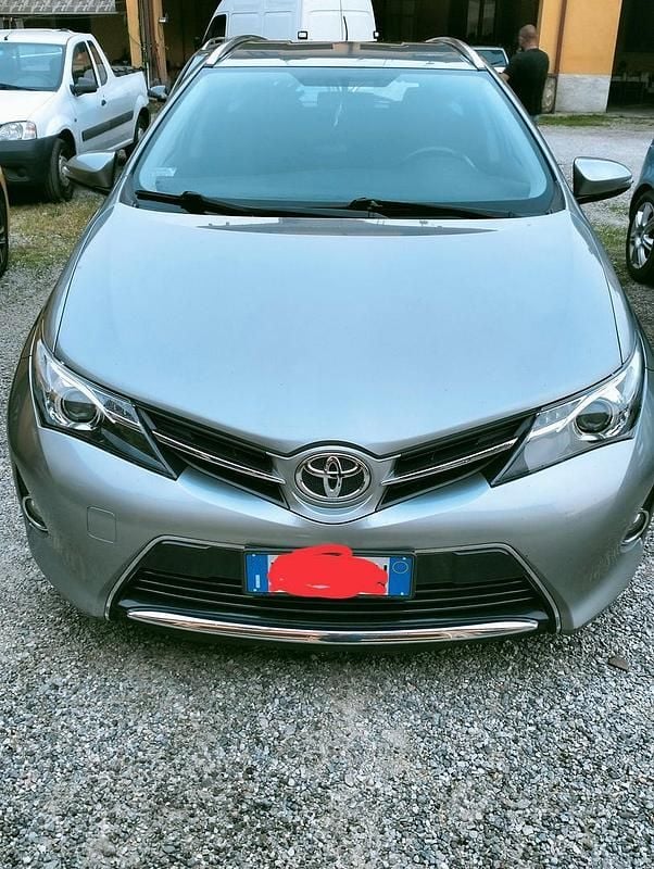 Usata Toyota Auris 90 CV (66 kW) 2014 Grigio Berlina