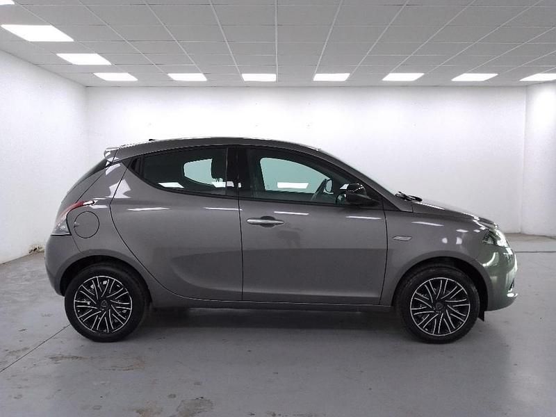 Usata Lancia Ypsilon Gold 70 CV (51 kW) 2022 Grigio Utilitaria