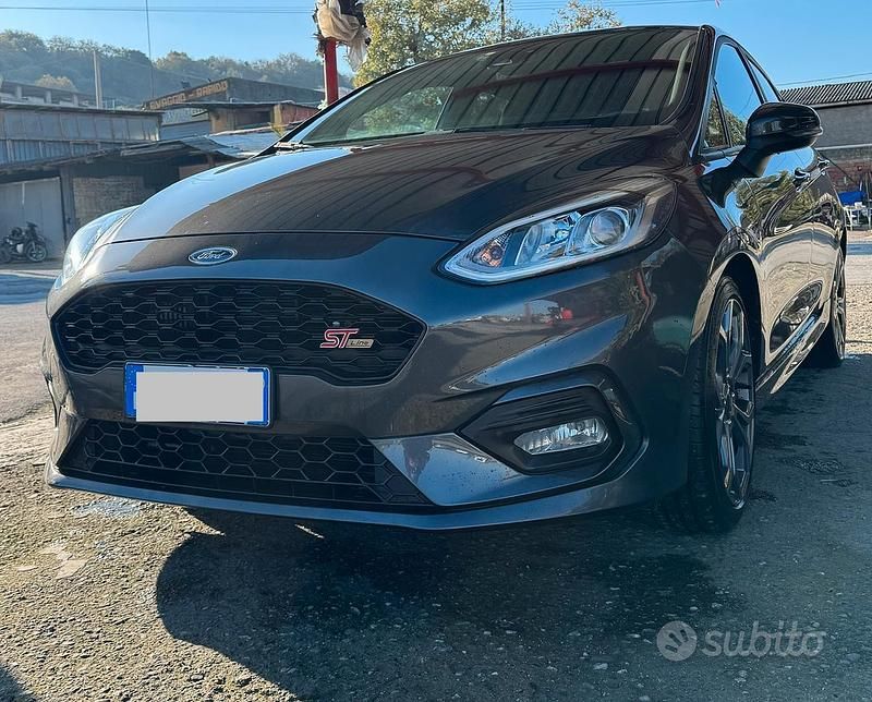 Usata Ford Fiesta 125 CV (91 kW) 2018 Grigio Utilitaria
