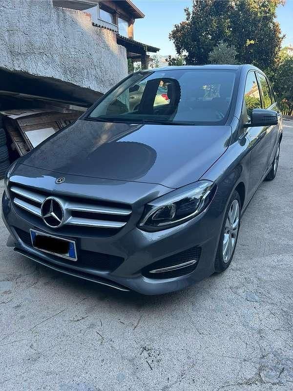 Usata Mercedes B180 Business 109 CV (80 kW) 2017 Argento Monovolume