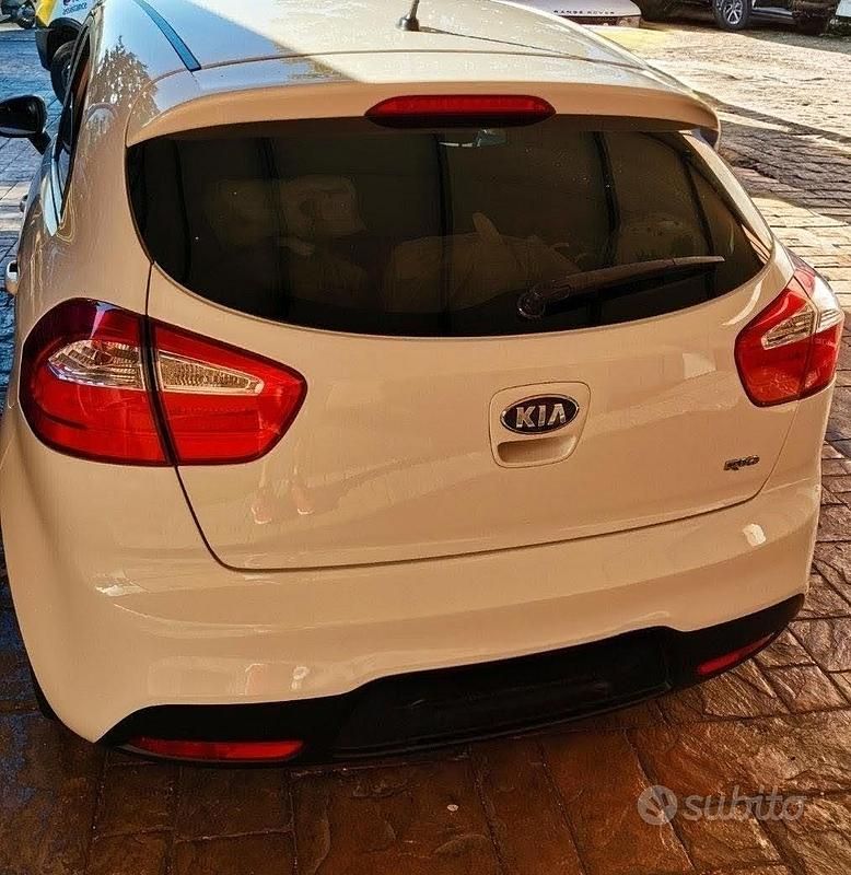 Usata Kia Rio 75 CV (55 kW) 2013 Bianco Utilitaria
