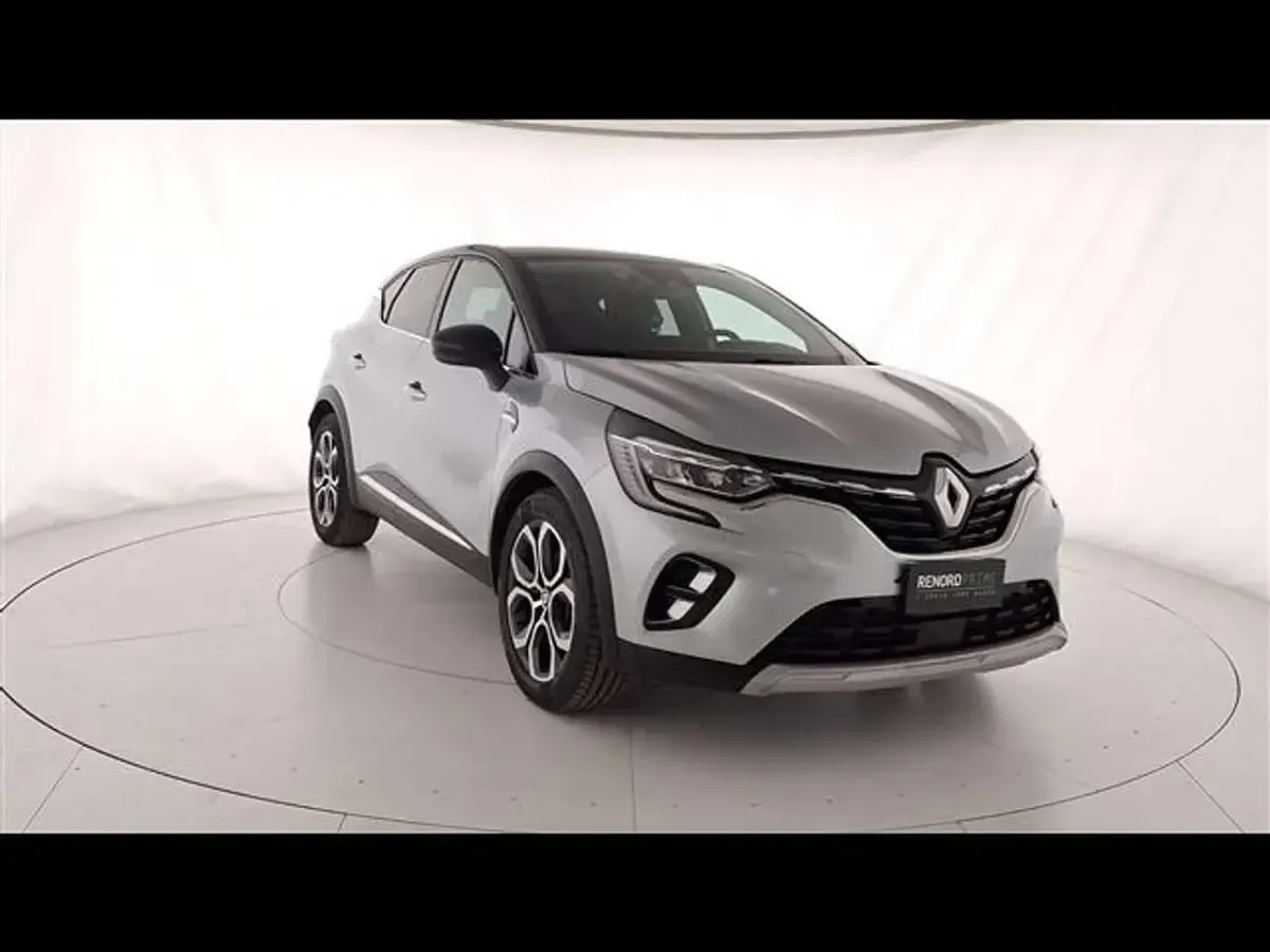 Usata Renault Captur Techno 145 CV (106 kW) 2023 Grigio chiaro SUV