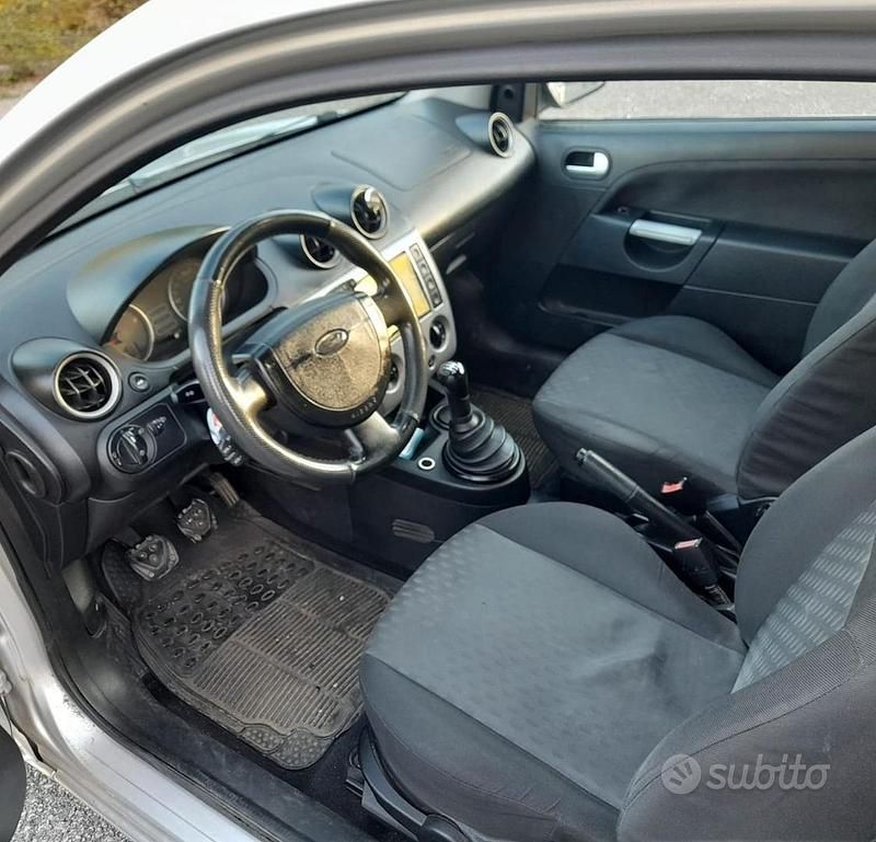 Usata Ford Fiesta 73 CV (53 kW) 2004 Grigio Utilitaria