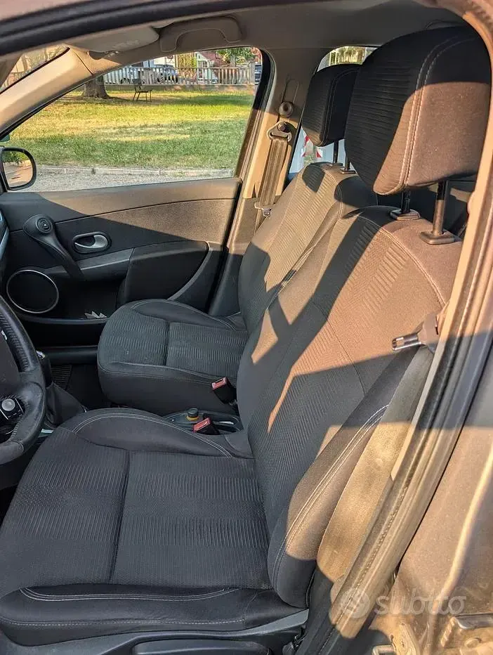 Usata Renault Clio III 75 CV (55 kW) 2009 Grigio Berlina