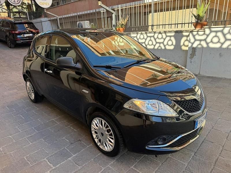 Usata Lancia Ypsilon Silver 95 CV (69 kW) 2018 Nero Utilitaria