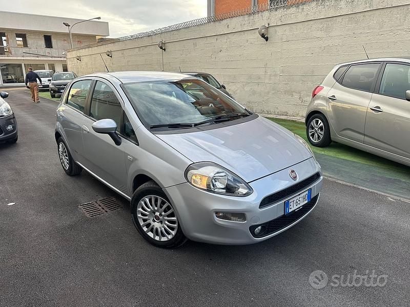 Grigio Usata 2013 Fiat Punto Tre volumi | 4300 € (Buon prezzo) - Immagine 1/4